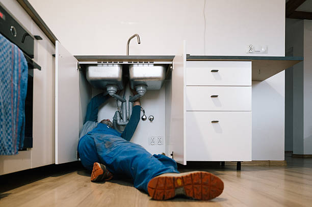 Professional Emergency Plumber technician working in Hettick, IL